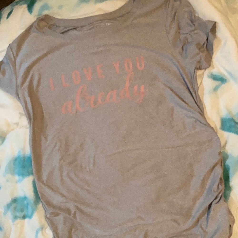 A time and true maternity shirt, it’s a size small. It’s pink & gray!